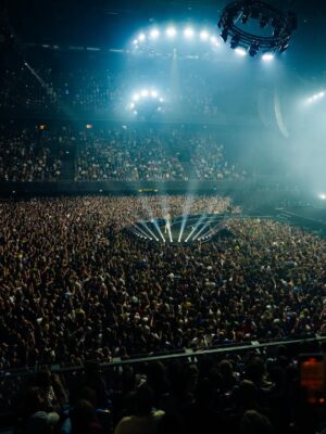 Froukje Veenstra Instagram - Woorden kunnen niet omschrijven hoe speciaal dit was, maar we gaan toch een poging doen.

Maandenlang hebben we met een gigateam toegewerkt naar dit moment. Twee exclusieve uitverkochte Ziggo Dome shows waarin we onze vriendschap met jullie allemaal mochten vieren. Een kroon op datgene wat er al was, maar nu nog meer een gouden randje heeft gekregen 💝💝 en daar willen we iedereen heel erg voor bedanken. Bedankt dat jullie zoveel energie gaven, er allemaal zo mooi uit zagen, de emoties met ons deelden en voor alle lieve berichten, foto’s en video’s achteraf. We zien jullie en we beloven dat we deze tijd met jullie nooit meer zullen vergeten 💗💞💓

Een oneindige dankjewel ook aan onze lieve teamleden die achter de schermen onvermoeibaar hebben gewerkt om dit project tot een succes te maken. Zie voor de creditlijst de comments 💘 

Fotografie: Eduard Nijgh, Jessie Kamp, Ruby Dijt en Jasper Koekoek