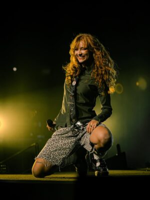Froukje Veenstra Instagram - Woorden kunnen niet omschrijven hoe speciaal dit was, maar we gaan toch een poging doen.

Maandenlang hebben we met een gigateam toegewerkt naar dit moment. Twee exclusieve uitverkochte Ziggo Dome shows waarin we onze vriendschap met jullie allemaal mochten vieren. Een kroon op datgene wat er al was, maar nu nog meer een gouden randje heeft gekregen 💝💝 en daar willen we iedereen heel erg voor bedanken. Bedankt dat jullie zoveel energie gaven, er allemaal zo mooi uit zagen, de emoties met ons deelden en voor alle lieve berichten, foto’s en video’s achteraf. We zien jullie en we beloven dat we deze tijd met jullie nooit meer zullen vergeten 💗💞💓

Een oneindige dankjewel ook aan onze lieve teamleden die achter de schermen onvermoeibaar hebben gewerkt om dit project tot een succes te maken. Zie voor de creditlijst de comments 💘 

Fotografie: Eduard Nijgh, Jessie Kamp, Ruby Dijt en Jasper Koekoek