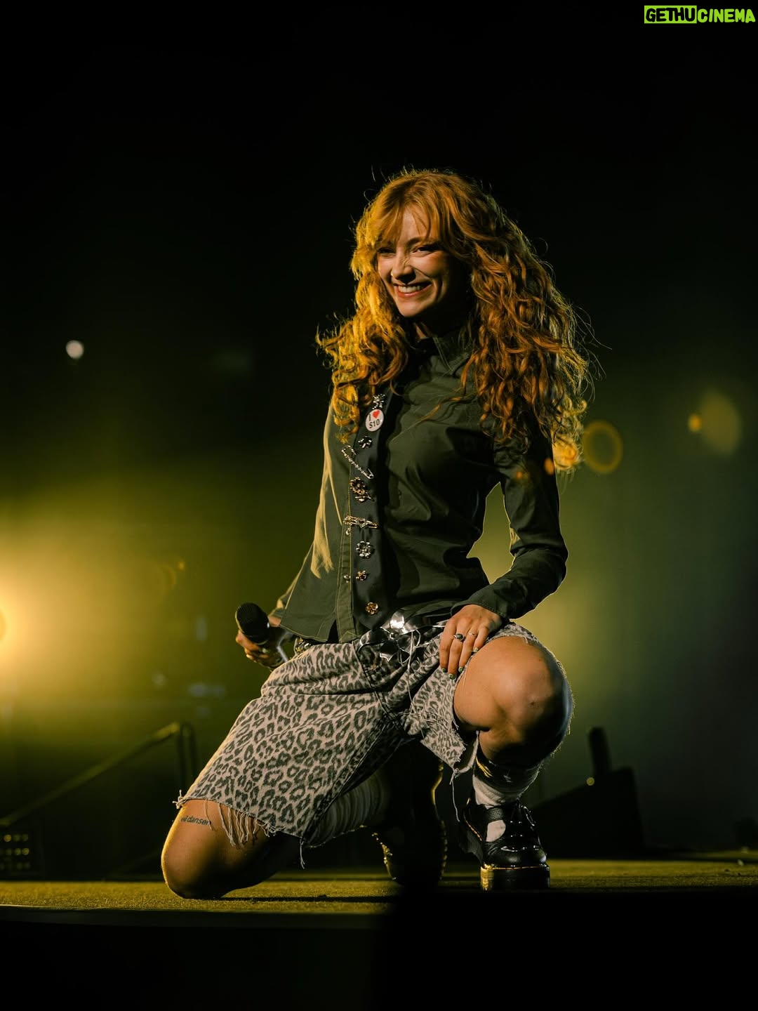 Froukje Veenstra - 22.4K Likes - Woorden kunnen niet omschrijven hoe speciaal dit was, maar we gaan toch een poging doen.

Maandenlang hebben we met een gigateam toegewerkt naar dit moment. Twee exclusieve uitverkochte Ziggo Dome shows waarin we onze vriendschap met jullie allemaal mochten vieren. Een kroon op datgene wat er al was, maar nu nog meer een gouden randje heeft gekregen 💝💝 en daar willen we iedereen heel erg voor bedanken. Bedankt dat jullie zoveel energie gaven, er allemaal zo mooi uit zagen, de emoties met ons deelden en voor alle lieve berichten, foto’s en video’s achteraf. We zien jullie en we beloven dat we deze tijd met jullie nooit meer zullen vergeten 💗💞💓

Een oneindige dankjewel ook aan onze lieve teamleden die achter de schermen onvermoeibaar hebben gewerkt om dit project tot een succes te maken. Zie voor de creditlijst de comments 💘 

Fotografie: Eduard Nijgh, Jessie Kamp, Ruby Dijt en Jasper Koekoek