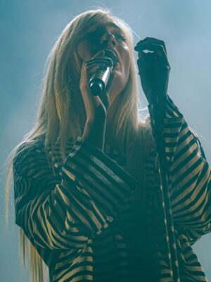 Froukje Veenstra Instagram - Woorden kunnen niet omschrijven hoe speciaal dit was, maar we gaan toch een poging doen.

Maandenlang hebben we met een gigateam toegewerkt naar dit moment. Twee exclusieve uitverkochte Ziggo Dome shows waarin we onze vriendschap met jullie allemaal mochten vieren. Een kroon op datgene wat er al was, maar nu nog meer een gouden randje heeft gekregen 💝💝 en daar willen we iedereen heel erg voor bedanken. Bedankt dat jullie zoveel energie gaven, er allemaal zo mooi uit zagen, de emoties met ons deelden en voor alle lieve berichten, foto’s en video’s achteraf. We zien jullie en we beloven dat we deze tijd met jullie nooit meer zullen vergeten 💗💞💓

Een oneindige dankjewel ook aan onze lieve teamleden die achter de schermen onvermoeibaar hebben gewerkt om dit project tot een succes te maken. Zie voor de creditlijst de comments 💘 

Fotografie: Eduard Nijgh, Jessie Kamp, Ruby Dijt en Jasper Koekoek