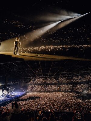Froukje Veenstra Instagram - Woorden kunnen niet omschrijven hoe speciaal dit was, maar we gaan toch een poging doen.

Maandenlang hebben we met een gigateam toegewerkt naar dit moment. Twee exclusieve uitverkochte Ziggo Dome shows waarin we onze vriendschap met jullie allemaal mochten vieren. Een kroon op datgene wat er al was, maar nu nog meer een gouden randje heeft gekregen 💝💝 en daar willen we iedereen heel erg voor bedanken. Bedankt dat jullie zoveel energie gaven, er allemaal zo mooi uit zagen, de emoties met ons deelden en voor alle lieve berichten, foto’s en video’s achteraf. We zien jullie en we beloven dat we deze tijd met jullie nooit meer zullen vergeten 💗💞💓

Een oneindige dankjewel ook aan onze lieve teamleden die achter de schermen onvermoeibaar hebben gewerkt om dit project tot een succes te maken. Zie voor de creditlijst de comments 💘 

Fotografie: Eduard Nijgh, Jessie Kamp, Ruby Dijt en Jasper Koekoek