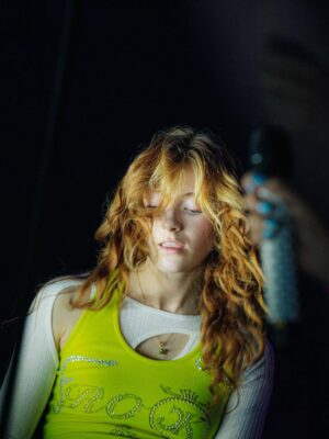 Froukje Veenstra Instagram - Woorden kunnen niet omschrijven hoe speciaal dit was, maar we gaan toch een poging doen.

Maandenlang hebben we met een gigateam toegewerkt naar dit moment. Twee exclusieve uitverkochte Ziggo Dome shows waarin we onze vriendschap met jullie allemaal mochten vieren. Een kroon op datgene wat er al was, maar nu nog meer een gouden randje heeft gekregen 💝💝 en daar willen we iedereen heel erg voor bedanken. Bedankt dat jullie zoveel energie gaven, er allemaal zo mooi uit zagen, de emoties met ons deelden en voor alle lieve berichten, foto’s en video’s achteraf. We zien jullie en we beloven dat we deze tijd met jullie nooit meer zullen vergeten 💗💞💓

Een oneindige dankjewel ook aan onze lieve teamleden die achter de schermen onvermoeibaar hebben gewerkt om dit project tot een succes te maken. Zie voor de creditlijst de comments 💘 

Fotografie: Eduard Nijgh, Jessie Kamp, Ruby Dijt en Jasper Koekoek