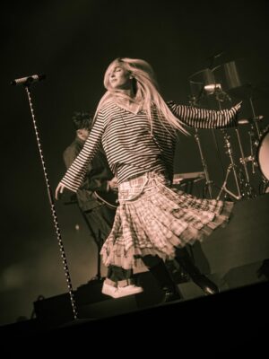 Froukje Veenstra Instagram - Woorden kunnen niet omschrijven hoe speciaal dit was, maar we gaan toch een poging doen.

Maandenlang hebben we met een gigateam toegewerkt naar dit moment. Twee exclusieve uitverkochte Ziggo Dome shows waarin we onze vriendschap met jullie allemaal mochten vieren. Een kroon op datgene wat er al was, maar nu nog meer een gouden randje heeft gekregen 💝💝 en daar willen we iedereen heel erg voor bedanken. Bedankt dat jullie zoveel energie gaven, er allemaal zo mooi uit zagen, de emoties met ons deelden en voor alle lieve berichten, foto’s en video’s achteraf. We zien jullie en we beloven dat we deze tijd met jullie nooit meer zullen vergeten 💗💞💓

Een oneindige dankjewel ook aan onze lieve teamleden die achter de schermen onvermoeibaar hebben gewerkt om dit project tot een succes te maken. Zie voor de creditlijst de comments 💘 

Fotografie: Eduard Nijgh, Jessie Kamp, Ruby Dijt en Jasper Koekoek
