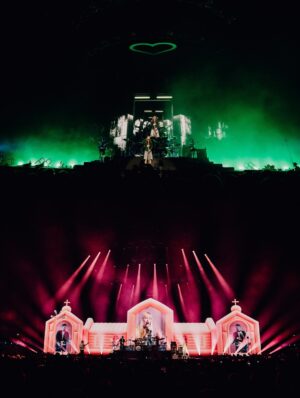 Froukje Veenstra Instagram - Woorden kunnen niet omschrijven hoe speciaal dit was, maar we gaan toch een poging doen.

Maandenlang hebben we met een gigateam toegewerkt naar dit moment. Twee exclusieve uitverkochte Ziggo Dome shows waarin we onze vriendschap met jullie allemaal mochten vieren. Een kroon op datgene wat er al was, maar nu nog meer een gouden randje heeft gekregen 💝💝 en daar willen we iedereen heel erg voor bedanken. Bedankt dat jullie zoveel energie gaven, er allemaal zo mooi uit zagen, de emoties met ons deelden en voor alle lieve berichten, foto’s en video’s achteraf. We zien jullie en we beloven dat we deze tijd met jullie nooit meer zullen vergeten 💗💞💓

Een oneindige dankjewel ook aan onze lieve teamleden die achter de schermen onvermoeibaar hebben gewerkt om dit project tot een succes te maken. Zie voor de creditlijst de comments 💘 

Fotografie: Eduard Nijgh, Jessie Kamp, Ruby Dijt en Jasper Koekoek
