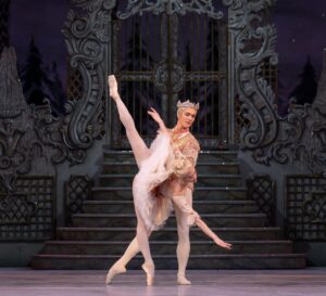 Fumi Kaneko Instagram - 🎄The Nutcracker 🎁
Opens tomorrow at @royalballetandopera 🥰
So grateful to be dancing to one of the most beautiful music by Tchaikovsky 💝
With the Prince @williambracewell by my side 💕

Thank you for the photos @dancersdiary from yesterday rehearsal 🍬