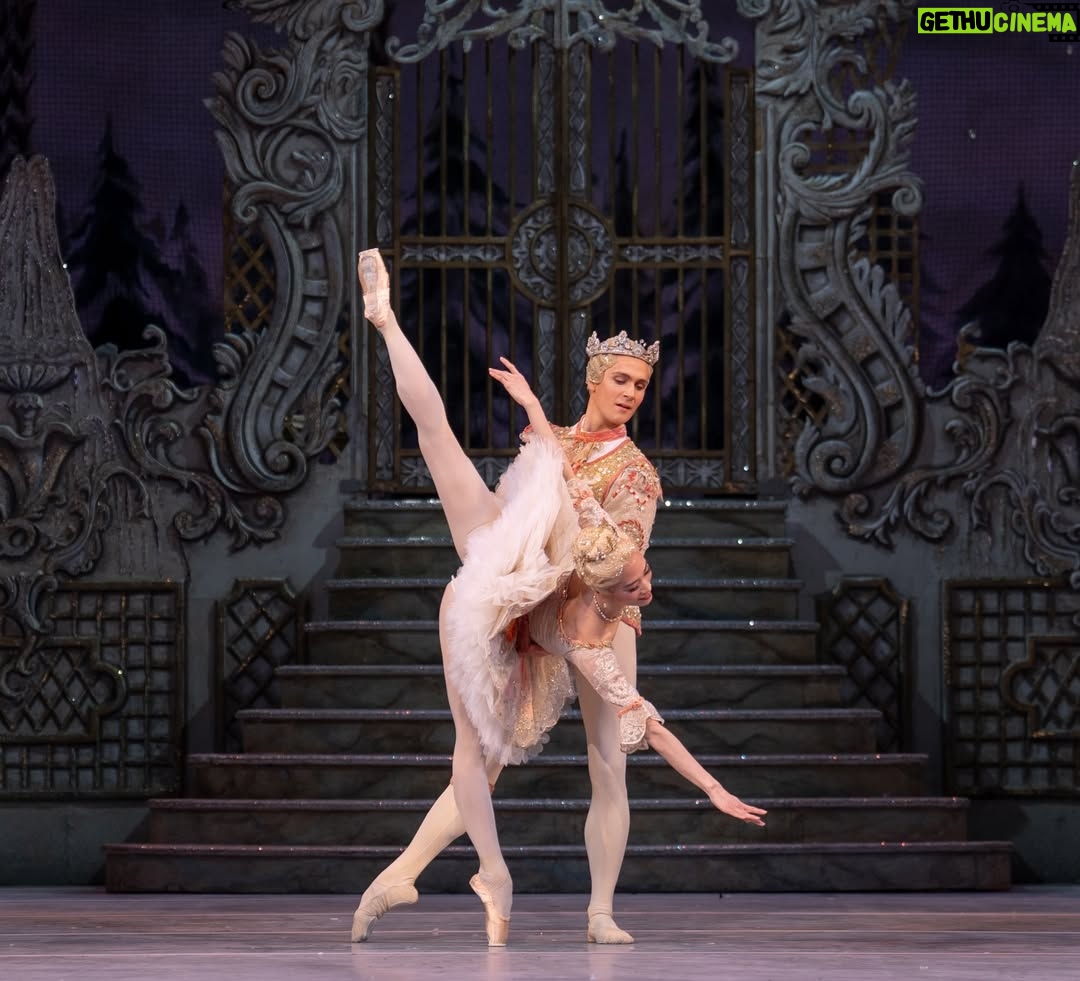 Fumi Kaneko - 15.7K Likes - 🎄The Nutcracker 🎁
Opens tomorrow at @royalballetandopera 🥰
So grateful to be dancing to one of the most beautiful music by Tchaikovsky 💝
With the Prince @williambracewell by my side 💕

Thank you for the photos @dancersdiary from yesterday rehearsal 🍬