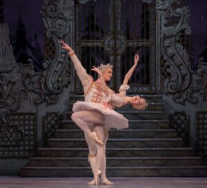 Fumi Kaneko Instagram - 🎄The Nutcracker 🎁
Opens tomorrow at @royalballetandopera 🥰
So grateful to be dancing to one of the most beautiful music by Tchaikovsky 💝
With the Prince @williambracewell by my side 💕

Thank you for the photos @dancersdiary from yesterday rehearsal 🍬