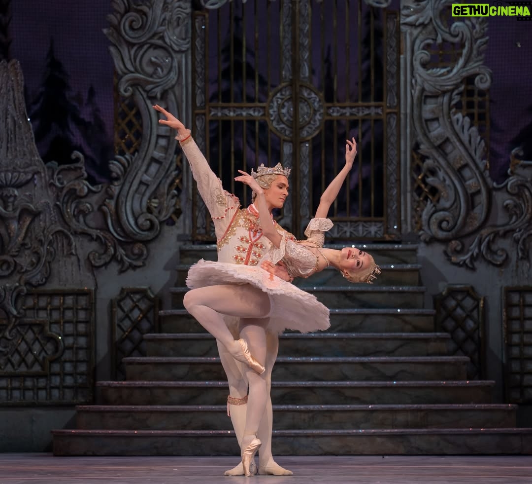 Fumi Kaneko - 15.7K Likes - 🎄The Nutcracker 🎁
Opens tomorrow at @royalballetandopera 🥰
So grateful to be dancing to one of the most beautiful music by Tchaikovsky 💝
With the Prince @williambracewell by my side 💕

Thank you for the photos @dancersdiary from yesterday rehearsal 🍬