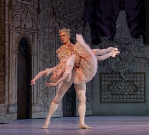 Fumi Kaneko Instagram - 🎄The Nutcracker 🎁
Opens tomorrow at @royalballetandopera 🥰
So grateful to be dancing to one of the most beautiful music by Tchaikovsky 💝
With the Prince @williambracewell by my side 💕

Thank you for the photos @dancersdiary from yesterday rehearsal 🍬