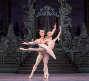 Fumi Kaneko Instagram - 🎄The Nutcracker 🎁
Opens tomorrow at @royalballetandopera 🥰
So grateful to be dancing to one of the most beautiful music by Tchaikovsky 💝
With the Prince @williambracewell by my side 💕

Thank you for the photos @dancersdiary from yesterday rehearsal 🍬