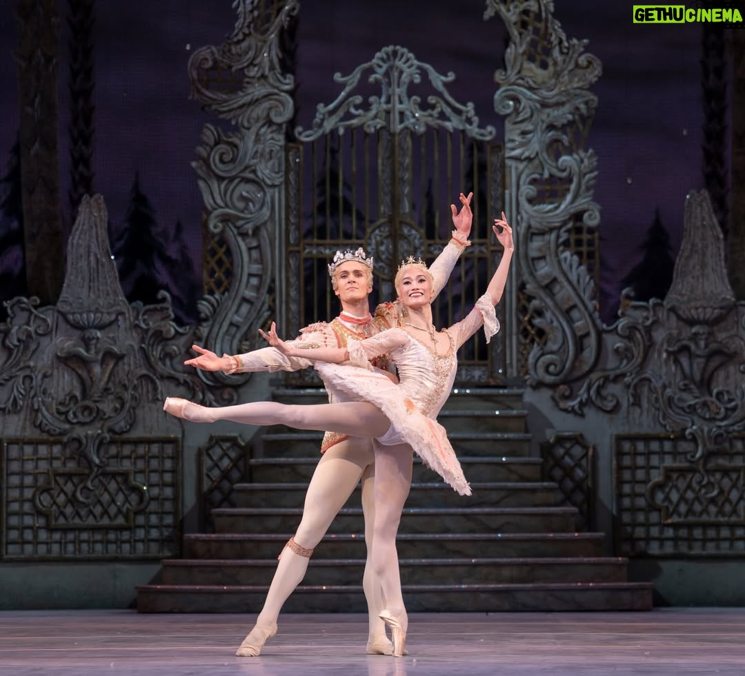 Fumi Kaneko - 15.7K Likes - 🎄The Nutcracker 🎁
Opens tomorrow at @royalballetandopera 🥰
So grateful to be dancing to one of the most beautiful music by Tchaikovsky 💝
With the Prince @williambracewell by my side 💕

Thank you for the photos @dancersdiary from yesterday rehearsal 🍬