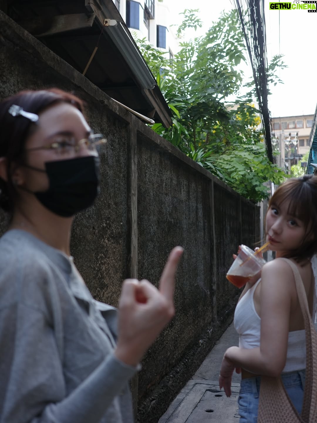 Furby Chen - 3.7K Likes - -
看完照片看最後一則影片🤣🤣🤣

我：妳覺得第一張照片有AKB48的感覺嗎？
@cloveryayakao 反應 看影片

好好笑喔🤣🤣🤣
我只是問問看啊😗😗😗