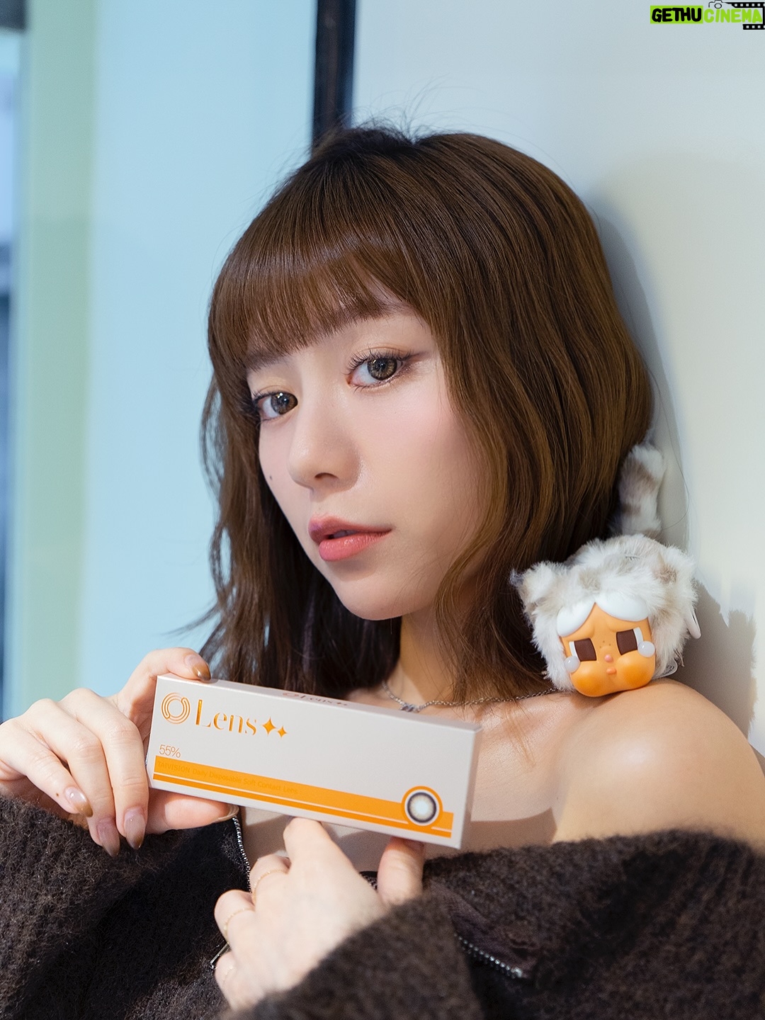 Furby Chen - 3.5K Likes - -
我發現我每次只要換隱眼
大家就會說：「這是誰啊？？」😳

真的不是錯覺
換隱眼超容易改變整體氛圍(⁎⁍̴̛ᴗ⁍̴̛⁎)
再稍微調整一下妝容
隨時都能自由切換風格 🤎🤎🤎

最近超愛 @taivision_tw 的這幾款
連去泰國都戴著呢～
不管穿搭還是妝感都超好搭！！

Lens  出新色啦～
✨ 星環金棕
很適合這季秋冬🍂
現在流行栗子可可色系穿搭，
配上這副真的超加分

✨ 星環柔灰
帶點神秘感，
又有一點混血感的氛圍👀

✨ 星環暖棕
日常萬用款，
自然色系，淡妝也完全 OK

現在還有 滿額贈 Crybaby 掛件盲盒 💝
不是用抽的，是直接送欸！
送超好，真誇張😍😍😍

還沒戴過 #lens加加 的
一定要趁這波試試看
妳真的會愛上 💓
哪裡買：https://reurl.cc/bNWQgE

#永暘光學
#Crybaby
#哭娃
#日拋