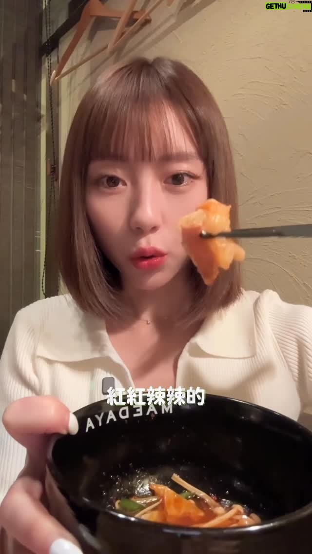 Furby Chen - 3.2K Likes - -
大家問我福岡口袋名單是什麼？ o(≧v≦)o
真的就是 #福岡牛腸鍋 
雖然蠻多人說吃不懂
但我真的推薦一定要給牛腸鍋一次機會！！
不要管油不油 就是配著韭菜吃
一定搭的啦
那個湯頭不管煮什麼菜都好吃
最後一定要來個強棒麵
我不行了 我想吃🥹

然後前田屋每一家都在排隊
但其實可以線上預約喔！！
沒預約到的話就吃元祖～
也很好吃！！

#福岡 #福岡牛腸鍋