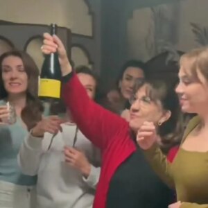 Füsun Demirel Instagram - Geçip giden zamanları  çok özlüyorum... bolca sevgi, bolca öpücük,  bolca sarmalanma, bolca dostluklar...
 @bahar.dizi  @baharrdiziii  meslek hayatımdaki en parlak,  en ışıldayan,  en gurur veren projesi  oldu. 
Hasretle @temedragve @hatisaslan @elitandaccam @hsahinturk @bugragulsoy @fatkasengul @demirhan.demircioglu @nilsudealbayrak @nihalyalciin @mfyapimtv
