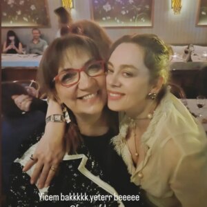 Füsun Demirel Instagram - Geçip giden zamanları  çok özlüyorum... bolca sevgi, bolca öpücük,  bolca sarmalanma, bolca dostluklar...
 @bahar.dizi  @baharrdiziii  meslek hayatımdaki en parlak,  en ışıldayan,  en gurur veren projesi  oldu. 
Hasretle @temedragve @hatisaslan @elitandaccam @hsahinturk @bugragulsoy @fatkasengul @demirhan.demircioglu @nilsudealbayrak @nihalyalciin @mfyapimtv