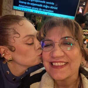 Füsun Demirel Instagram - Geçip giden zamanları  çok özlüyorum... bolca sevgi, bolca öpücük,  bolca sarmalanma, bolca dostluklar...
 @bahar.dizi  @baharrdiziii  meslek hayatımdaki en parlak,  en ışıldayan,  en gurur veren projesi  oldu. 
Hasretle @temedragve @hatisaslan @elitandaccam @hsahinturk @bugragulsoy @fatkasengul @demirhan.demircioglu @nilsudealbayrak @nihalyalciin @mfyapimtv