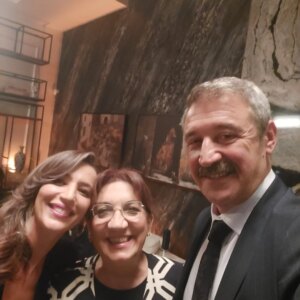 Füsun Demirel Instagram - Geçip giden zamanları  çok özlüyorum... bolca sevgi, bolca öpücük,  bolca sarmalanma, bolca dostluklar...
 @bahar.dizi  @baharrdiziii  meslek hayatımdaki en parlak,  en ışıldayan,  en gurur veren projesi  oldu. 
Hasretle @temedragve @hatisaslan @elitandaccam @hsahinturk @bugragulsoy @fatkasengul @demirhan.demircioglu @nilsudealbayrak @nihalyalciin @mfyapimtv
