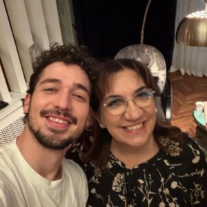 Füsun Demirel Instagram - Bir küçük  mutluluk anı  bu set kurulurken...
Işığı, kamerayı  beklerken  bize kalacak  bir hatıra  belki... canım  benim @demirhan.demircioglu  sevgili  torunum , aslında meslektaşım,  genç yetenekli aktör  uzuuuun  upuzuun meslek kariyerinde  en güzel yerlere gelesin, en sahane filmlerde oynayasin,  kıymetli ödülleri  kazanasin  umarım.  Yolun  bahtın hep açık olsun  yüreği de  yüzü gibi güzel  Demirhancim. @bahar.dizi  #sethalleri🎬