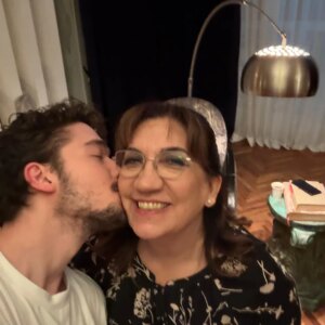 Füsun Demirel Instagram - Bir küçük  mutluluk anı  bu set kurulurken...
Işığı, kamerayı  beklerken  bize kalacak  bir hatıra  belki... canım  benim @demirhan.demircioglu  sevgili  torunum , aslında meslektaşım,  genç yetenekli aktör  uzuuuun  upuzuun meslek kariyerinde  en güzel yerlere gelesin, en sahane filmlerde oynayasin,  kıymetli ödülleri  kazanasin  umarım.  Yolun  bahtın hep açık olsun  yüreği de  yüzü gibi güzel  Demirhancim. @bahar.dizi  #sethalleri🎬