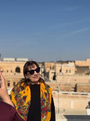Füsun Demirel Instagram - Bugün Konak Zenobia’da çok özel bir misafirimiz vardı: Füsun Demirel.
Sanat dolu sohbetiyle, zarafetiyle ve sıcak enerjisiyle konağımıza ayrı bir güzellik kattı. 
Yolu hep ışıkla dolsun. 🌿
@ab.byzz 
#sanatci #sanat