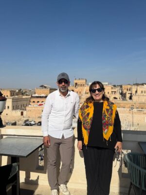Füsun Demirel Instagram - Bugün Konak Zenobia’da çok özel bir misafirimiz vardı: Füsun Demirel.
Sanat dolu sohbetiyle, zarafetiyle ve sıcak enerjisiyle konağımıza ayrı bir güzellik kattı. 
Yolu hep ışıkla dolsun. 🌿
@ab.byzz 
#sanatci #sanat
