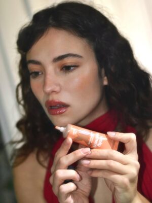 Gabriela Andrada Instagram - Una mañana en casa probando looks con el nuevo Glow Framer, iluminador   bronceador de @maxfactor ✨  #maxfactormakeup