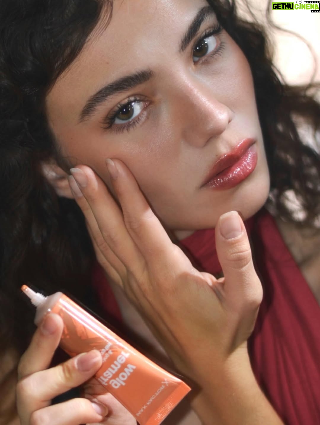 Gabriela Andrada - 63.8K Likes - Una mañana en casa probando looks con el nuevo Glow Framer, iluminador   bronceador de @maxfactor ✨  #maxfactormakeup