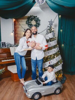 Gabriela Isler Instagram - La Navidad nos invita a detenernos y reconocer que la verdadera felicidad está en lo esencial: en el amor que damos y recibimos día a día, en la gratitud por lo que somos, lo que tenemos, por quienes caminan a nuestro lado y en valorar las bendiciones que Dios nos regala hoy y siempre 🙏🏼.
Hoy celebro estas fechas en paz, rodeada del amor y sonrisas de mi familia, y con el corazón unido a quienes celebramos estas fechas desde distintos lugares del mundo.
Que el Niño Jesús llene cada hogar de paz, esperanza y bendiciones infinitas.
¡Feliz Navidad!✨🎄🤍
La séptima foto es muy parecida a nuestra realidad 🤭
Gracias @felphotography y @risetterlugo por lograr capturar estos momentos ♥️