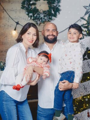 Gabriela Isler Instagram - La Navidad nos invita a detenernos y reconocer que la verdadera felicidad está en lo esencial: en el amor que damos y recibimos día a día, en la gratitud por lo que somos, lo que tenemos, por quienes caminan a nuestro lado y en valorar las bendiciones que Dios nos regala hoy y siempre 🙏🏼.
Hoy celebro estas fechas en paz, rodeada del amor y sonrisas de mi familia, y con el corazón unido a quienes celebramos estas fechas desde distintos lugares del mundo.
Que el Niño Jesús llene cada hogar de paz, esperanza y bendiciones infinitas.
¡Feliz Navidad!✨🎄🤍
La séptima foto es muy parecida a nuestra realidad 🤭
Gracias @felphotography y @risetterlugo por lograr capturar estos momentos ♥️