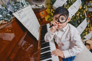 Gabriela Isler Instagram - La Navidad nos invita a detenernos y reconocer que la verdadera felicidad está en lo esencial: en el amor que damos y recibimos día a día, en la gratitud por lo que somos, lo que tenemos, por quienes caminan a nuestro lado y en valorar las bendiciones que Dios nos regala hoy y siempre 🙏🏼.
Hoy celebro estas fechas en paz, rodeada del amor y sonrisas de mi familia, y con el corazón unido a quienes celebramos estas fechas desde distintos lugares del mundo.
Que el Niño Jesús llene cada hogar de paz, esperanza y bendiciones infinitas.
¡Feliz Navidad!✨🎄🤍
La séptima foto es muy parecida a nuestra realidad 🤭
Gracias @felphotography y @risetterlugo por lograr capturar estos momentos ♥️