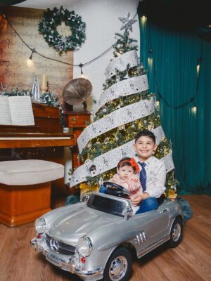Gabriela Isler Instagram - La Navidad nos invita a detenernos y reconocer que la verdadera felicidad está en lo esencial: en el amor que damos y recibimos día a día, en la gratitud por lo que somos, lo que tenemos, por quienes caminan a nuestro lado y en valorar las bendiciones que Dios nos regala hoy y siempre 🙏🏼.
Hoy celebro estas fechas en paz, rodeada del amor y sonrisas de mi familia, y con el corazón unido a quienes celebramos estas fechas desde distintos lugares del mundo.
Que el Niño Jesús llene cada hogar de paz, esperanza y bendiciones infinitas.
¡Feliz Navidad!✨🎄🤍
La séptima foto es muy parecida a nuestra realidad 🤭
Gracias @felphotography y @risetterlugo por lograr capturar estos momentos ♥️