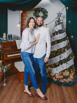 Gabriela Isler Instagram - La Navidad nos invita a detenernos y reconocer que la verdadera felicidad está en lo esencial: en el amor que damos y recibimos día a día, en la gratitud por lo que somos, lo que tenemos, por quienes caminan a nuestro lado y en valorar las bendiciones que Dios nos regala hoy y siempre 🙏🏼.
Hoy celebro estas fechas en paz, rodeada del amor y sonrisas de mi familia, y con el corazón unido a quienes celebramos estas fechas desde distintos lugares del mundo.
Que el Niño Jesús llene cada hogar de paz, esperanza y bendiciones infinitas.
¡Feliz Navidad!✨🎄🤍
La séptima foto es muy parecida a nuestra realidad 🤭
Gracias @felphotography y @risetterlugo por lograr capturar estos momentos ♥️