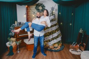 Gabriela Isler Instagram - La Navidad nos invita a detenernos y reconocer que la verdadera felicidad está en lo esencial: en el amor que damos y recibimos día a día, en la gratitud por lo que somos, lo que tenemos, por quienes caminan a nuestro lado y en valorar las bendiciones que Dios nos regala hoy y siempre 🙏🏼.
Hoy celebro estas fechas en paz, rodeada del amor y sonrisas de mi familia, y con el corazón unido a quienes celebramos estas fechas desde distintos lugares del mundo.
Que el Niño Jesús llene cada hogar de paz, esperanza y bendiciones infinitas.
¡Feliz Navidad!✨🎄🤍
La séptima foto es muy parecida a nuestra realidad 🤭
Gracias @felphotography y @risetterlugo por lograr capturar estos momentos ♥️