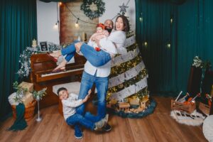 Gabriela Isler Instagram - La Navidad nos invita a detenernos y reconocer que la verdadera felicidad está en lo esencial: en el amor que damos y recibimos día a día, en la gratitud por lo que somos, lo que tenemos, por quienes caminan a nuestro lado y en valorar las bendiciones que Dios nos regala hoy y siempre 🙏🏼.
Hoy celebro estas fechas en paz, rodeada del amor y sonrisas de mi familia, y con el corazón unido a quienes celebramos estas fechas desde distintos lugares del mundo.
Que el Niño Jesús llene cada hogar de paz, esperanza y bendiciones infinitas.
¡Feliz Navidad!✨🎄🤍
La séptima foto es muy parecida a nuestra realidad 🤭
Gracias @felphotography y @risetterlugo por lograr capturar estos momentos ♥️