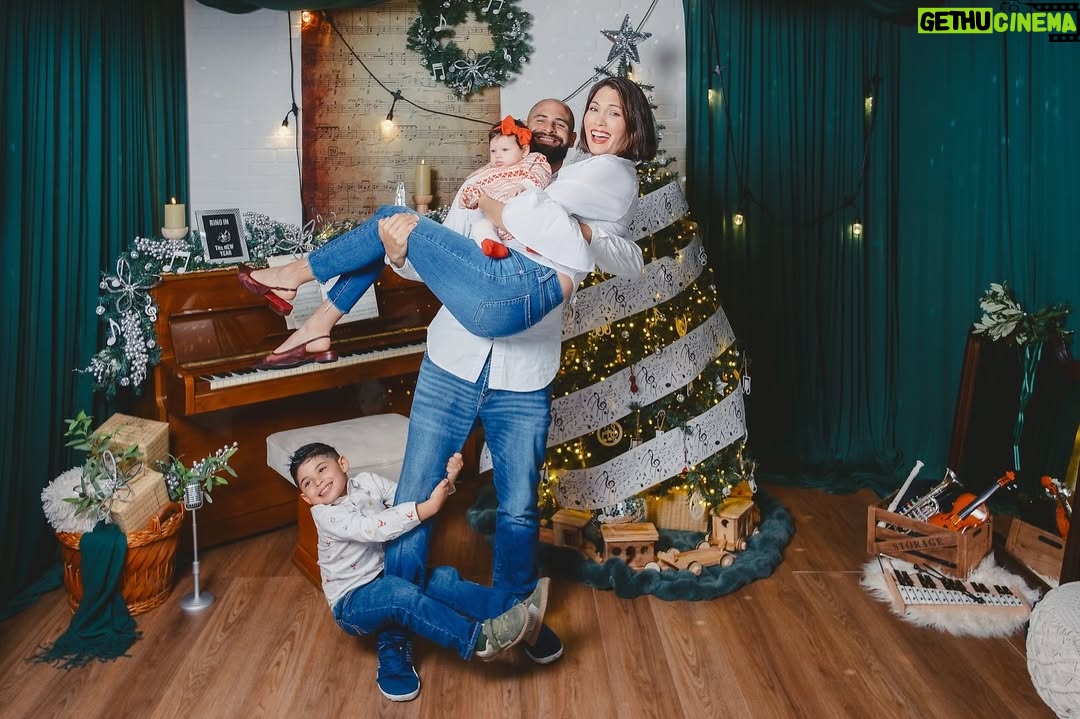 Gabriela Isler - 31K Likes - La Navidad nos invita a detenernos y reconocer que la verdadera felicidad está en lo esencial: en el amor que damos y recibimos día a día, en la gratitud por lo que somos, lo que tenemos, por quienes caminan a nuestro lado y en valorar las bendiciones que Dios nos regala hoy y siempre 🙏🏼. 

Hoy celebro estas fechas en paz, rodeada del amor y sonrisas de mi familia, y con el corazón unido a quienes celebramos estas fechas desde distintos lugares del mundo.

Que el Niño Jesús llene cada hogar de paz, esperanza y bendiciones infinitas.

¡Feliz Navidad!✨🎄🤍
 
La séptima foto es muy parecida a nuestra realidad 🤭

Gracias @felphotography y @risetterlugo por lograr capturar estos momentos ♥️
