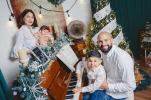 Gabriela Isler Instagram - La Navidad nos invita a detenernos y reconocer que la verdadera felicidad está en lo esencial: en el amor que damos y recibimos día a día, en la gratitud por lo que somos, lo que tenemos, por quienes caminan a nuestro lado y en valorar las bendiciones que Dios nos regala hoy y siempre 🙏🏼.
Hoy celebro estas fechas en paz, rodeada del amor y sonrisas de mi familia, y con el corazón unido a quienes celebramos estas fechas desde distintos lugares del mundo.
Que el Niño Jesús llene cada hogar de paz, esperanza y bendiciones infinitas.
¡Feliz Navidad!✨🎄🤍
La séptima foto es muy parecida a nuestra realidad 🤭
Gracias @felphotography y @risetterlugo por lograr capturar estos momentos ♥️