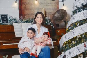 Gabriela Isler Instagram - La Navidad nos invita a detenernos y reconocer que la verdadera felicidad está en lo esencial: en el amor que damos y recibimos día a día, en la gratitud por lo que somos, lo que tenemos, por quienes caminan a nuestro lado y en valorar las bendiciones que Dios nos regala hoy y siempre 🙏🏼.
Hoy celebro estas fechas en paz, rodeada del amor y sonrisas de mi familia, y con el corazón unido a quienes celebramos estas fechas desde distintos lugares del mundo.
Que el Niño Jesús llene cada hogar de paz, esperanza y bendiciones infinitas.
¡Feliz Navidad!✨🎄🤍
La séptima foto es muy parecida a nuestra realidad 🤭
Gracias @felphotography y @risetterlugo por lograr capturar estos momentos ♥️
