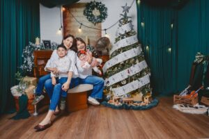Gabriela Isler Instagram - La Navidad nos invita a detenernos y reconocer que la verdadera felicidad está en lo esencial: en el amor que damos y recibimos día a día, en la gratitud por lo que somos, lo que tenemos, por quienes caminan a nuestro lado y en valorar las bendiciones que Dios nos regala hoy y siempre 🙏🏼.
Hoy celebro estas fechas en paz, rodeada del amor y sonrisas de mi familia, y con el corazón unido a quienes celebramos estas fechas desde distintos lugares del mundo.
Que el Niño Jesús llene cada hogar de paz, esperanza y bendiciones infinitas.
¡Feliz Navidad!✨🎄🤍
La séptima foto es muy parecida a nuestra realidad 🤭
Gracias @felphotography y @risetterlugo por lograr capturar estos momentos ♥️