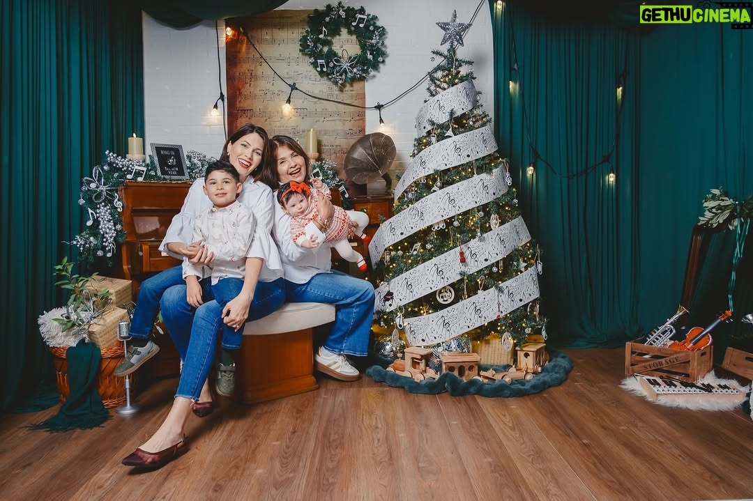Gabriela Isler - 31K Likes - La Navidad nos invita a detenernos y reconocer que la verdadera felicidad está en lo esencial: en el amor que damos y recibimos día a día, en la gratitud por lo que somos, lo que tenemos, por quienes caminan a nuestro lado y en valorar las bendiciones que Dios nos regala hoy y siempre 🙏🏼. 

Hoy celebro estas fechas en paz, rodeada del amor y sonrisas de mi familia, y con el corazón unido a quienes celebramos estas fechas desde distintos lugares del mundo.

Que el Niño Jesús llene cada hogar de paz, esperanza y bendiciones infinitas.

¡Feliz Navidad!✨🎄🤍
 
La séptima foto es muy parecida a nuestra realidad 🤭

Gracias @felphotography y @risetterlugo por lograr capturar estos momentos ♥️