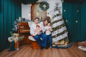 Gabriela Isler Instagram - La Navidad nos invita a detenernos y reconocer que la verdadera felicidad está en lo esencial: en el amor que damos y recibimos día a día, en la gratitud por lo que somos, lo que tenemos, por quienes caminan a nuestro lado y en valorar las bendiciones que Dios nos regala hoy y siempre 🙏🏼.
Hoy celebro estas fechas en paz, rodeada del amor y sonrisas de mi familia, y con el corazón unido a quienes celebramos estas fechas desde distintos lugares del mundo.
Que el Niño Jesús llene cada hogar de paz, esperanza y bendiciones infinitas.
¡Feliz Navidad!✨🎄🤍
La séptima foto es muy parecida a nuestra realidad 🤭
Gracias @felphotography y @risetterlugo por lograr capturar estos momentos ♥️