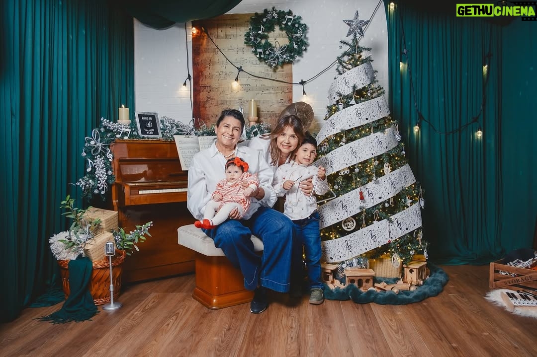 Gabriela Isler - 31K Likes - La Navidad nos invita a detenernos y reconocer que la verdadera felicidad está en lo esencial: en el amor que damos y recibimos día a día, en la gratitud por lo que somos, lo que tenemos, por quienes caminan a nuestro lado y en valorar las bendiciones que Dios nos regala hoy y siempre 🙏🏼. 

Hoy celebro estas fechas en paz, rodeada del amor y sonrisas de mi familia, y con el corazón unido a quienes celebramos estas fechas desde distintos lugares del mundo.

Que el Niño Jesús llene cada hogar de paz, esperanza y bendiciones infinitas.

¡Feliz Navidad!✨🎄🤍
 
La séptima foto es muy parecida a nuestra realidad 🤭

Gracias @felphotography y @risetterlugo por lograr capturar estos momentos ♥️