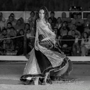 Gabriela Santana Instagram - @gabrielasantana_oficial 
.
.
.
.
.
.
.
.
#toyagrafia #photography #blackandwhitephotography #dance #sevilhanas