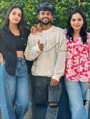 Ganga Gowda Instagram - We3>>>>❤️✨ in one frame🧿🙌🏻🔥
Follow🦋 @gowdthi_2515 
.
.
#littlebrother❤️ #besties #gowdthi💫👑 #forummall #goodtimeswithgoodpeople❤️