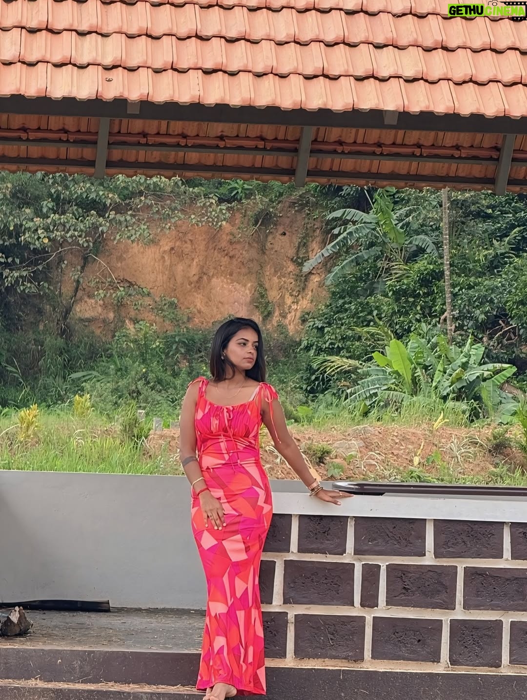 Ganga Gowda - 2.2K Likes - Be your own kind of beautiful🫶🏻💋✨
Follow🦋 @gowdthi_2515 
.
.
#gowdthi💫👑 #kannadathi❤️💛 #sakleshpur❤️