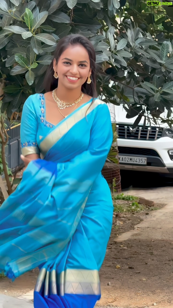 Ganga Gowda - 2K Likes - “Saree is not just a cloth, it’s an emotion.”>>💙🌸
Follow🦋 @gowdthi_2515 
.
Saare & jewellery by:- @ayra_designer_studio_ ❤️
.
#saareelove❤ #trending #instagram #viral #sandalwood #viralvideos #trendingreels #kannadasongs #saarelook
