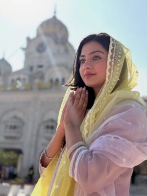 Garvita Sadhwani Instagram - Nirbhau nirvair 🧿🤍 visited the most beautiful Golden Temple, Shri Harmandar  Saheb✨
The peace I felt here is inexplainable in words but I know it I’ll carry it within me like a sacred blessing. 

Waheguru ji mehr karna saadi film te #TheGreatPunjabRobbery. April 17, 2026.