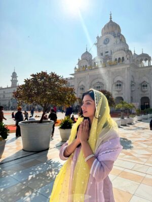 Garvita Sadhwani Instagram - Nirbhau nirvair 🧿🤍 visited the most beautiful Golden Temple, Shri Harmandar  Saheb✨
The peace I felt here is inexplainable in words but I know it I’ll carry it within me like a sacred blessing. 

Waheguru ji mehr karna saadi film te #TheGreatPunjabRobbery. April 17, 2026.