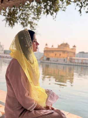 Garvita Sadhwani Instagram - Nirbhau nirvair 🧿🤍 visited the most beautiful Golden Temple, Shri Harmandar  Saheb✨
The peace I felt here is inexplainable in words but I know it I’ll carry it within me like a sacred blessing. 

Waheguru ji mehr karna saadi film te #TheGreatPunjabRobbery. April 17, 2026.