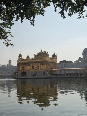 Garvita Sadhwani Instagram - Nirbhau nirvair 🧿🤍 visited the most beautiful Golden Temple, Shri Harmandar  Saheb✨
The peace I felt here is inexplainable in words but I know it I’ll carry it within me like a sacred blessing. 

Waheguru ji mehr karna saadi film te #TheGreatPunjabRobbery. April 17, 2026.